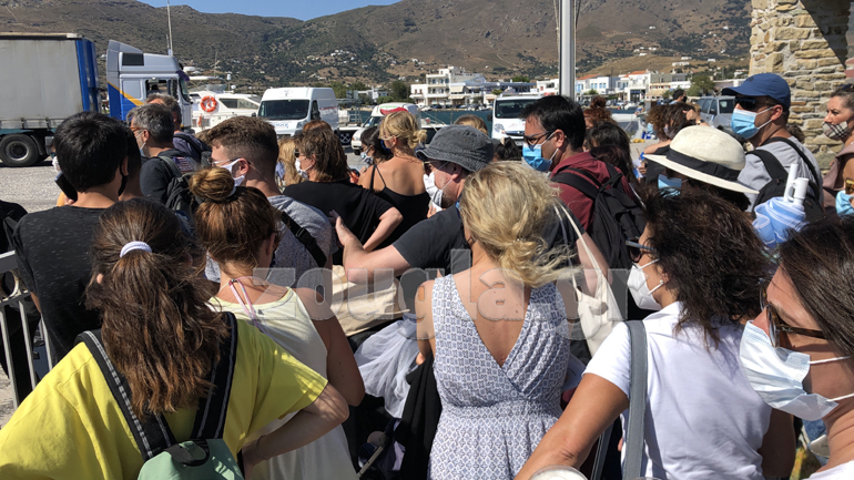 Συνωστισμός στην προβλήτα της Άνδρου, περιμένοντας το πλοίο…