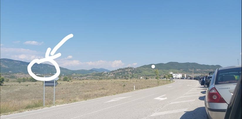 Η αναγνώστρια έχει περάσει ήδη 3 ώρες μέσα στο ΙΧ της και απέχει ακόμα... 9 χιλιόμετρα από τον συνοριακό σταθμό!