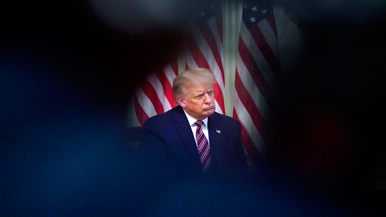 Ο πρόεδρος Τραμπ συζητά την πιθανότητα να απολύσει τον υπουργό Άμυνας Μαρκ Έσπερ