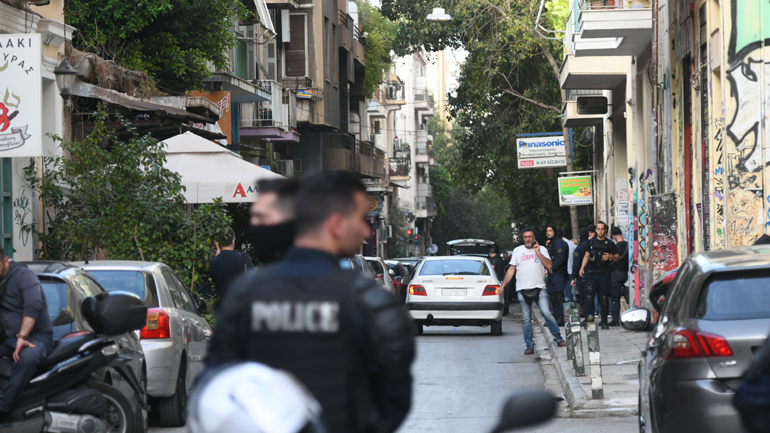 Βρήκε χειροβομβίδα στο σπίτι του στα Εξάρχεια – Κλήθηκε ο στρατός