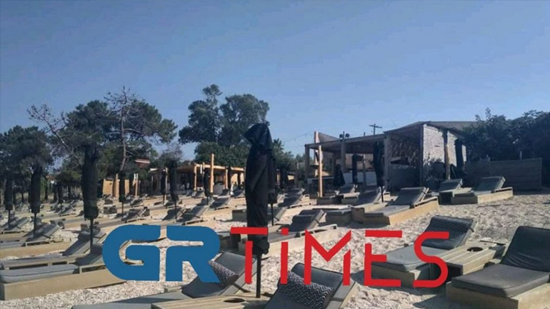 Σφράγισαν και άλλο beach bar στη Χαλκιδική