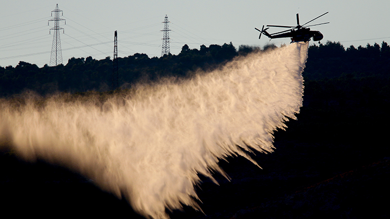 Δύσκολη νύχτα στην Κάνδανο:  Εκκενώνονται οικισμοί – Απομακρύνθηκαν παραθεριστές