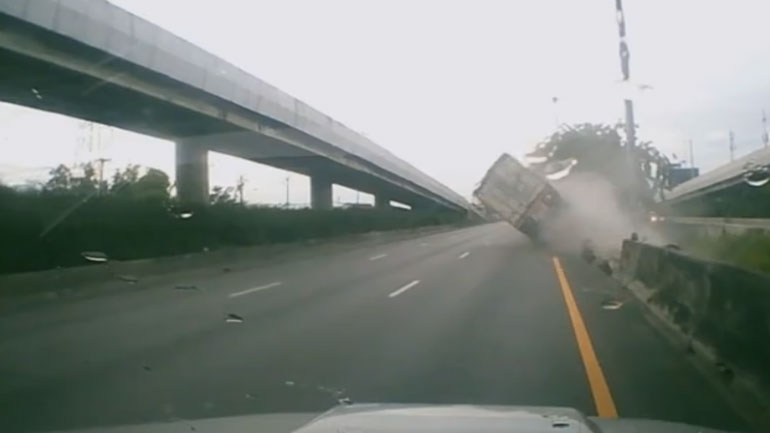 Σοκαριστικό τροχαίο με νταλίκα!