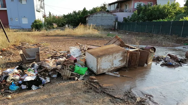 Καστέλλα Ευβοίας: Γέμισαν οι δρόμοι από τα κατεστραμμένα αντικείμενα