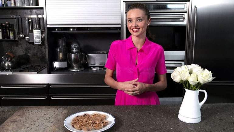 Πώς να φτιάξετε τα λαχαριστά muffins της Miranda Kerr