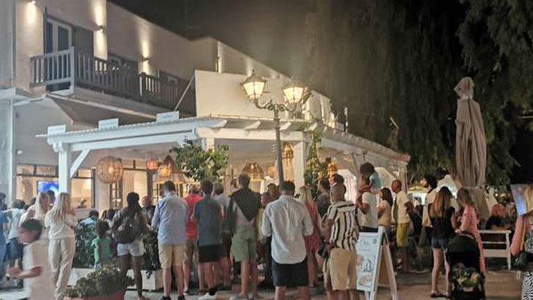 Πάρος: Συνωστισμός στα μαγαζιά της Νάουσας