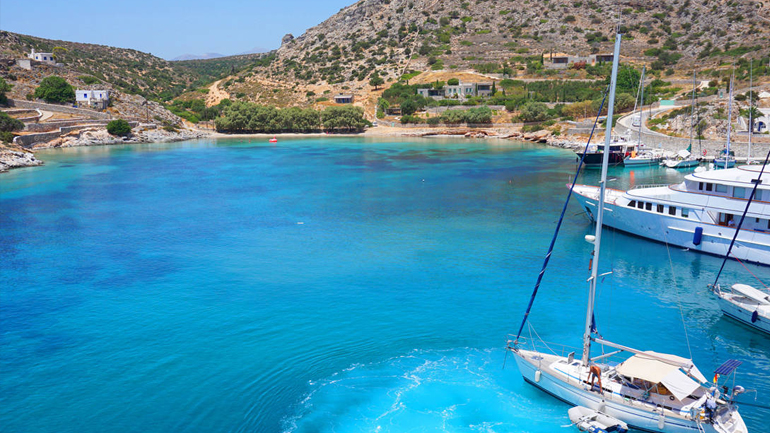 Με ελικόπτερα και κότερα θα φθάσουν στη βίλα Παπαδημητρίου οι περίπου 200 καλεσμένοι στο πάρτι