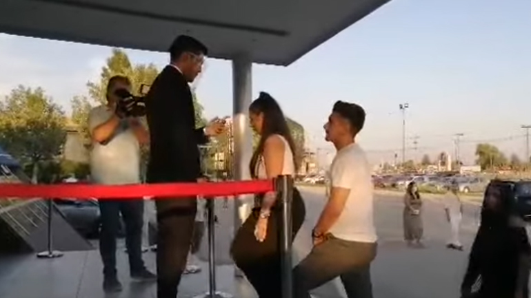 Ουρές για θερμομέτρηση στο μαγαζί που τραγουδάει ο Βέρτης – Από τις 7:30 το νέο ωράριο