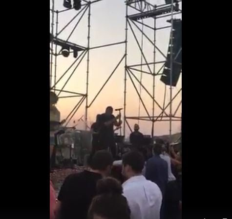 Ο γνωστός καλλιτέχνης Αντώνης Ρέμος σε στιγμιότυπο από παλαιότερο πάρτι του εφοπλιστή στο ίδιο μέρος