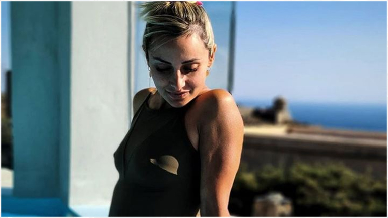 Η φωτογραφία της Βασιλικής Μιλλούση με φουσκωμένη κοιλίτσα από τις καλοκαιρινές της διακοπές