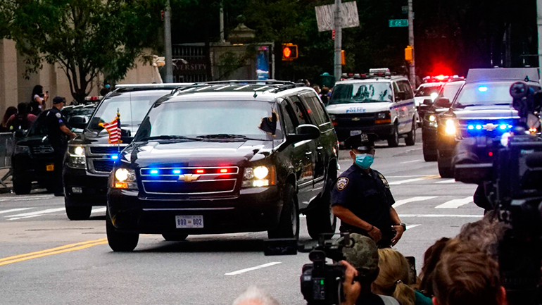 Νέα Υόρκη: Ο Τραμπ φορώντας μάσκα επισκέφθηκε τον σοβαρά άρρωστο αδελφό του στο νοσοκομείο