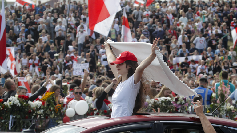 «Τίμιες εκλογές! Ελευθερία!» φώναζαν χιλιάδες διαδηλωτές στη Λευκορωσία