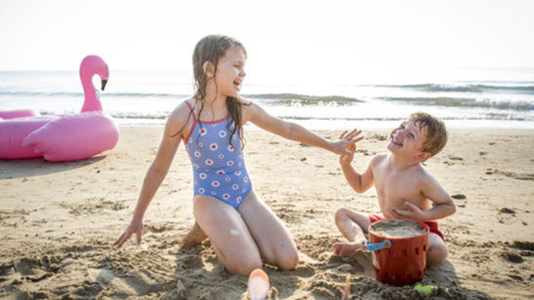 Καύσωνας και παιδιά: Αυτά είναι τα απαραίτητα μέτρα προστασίας!