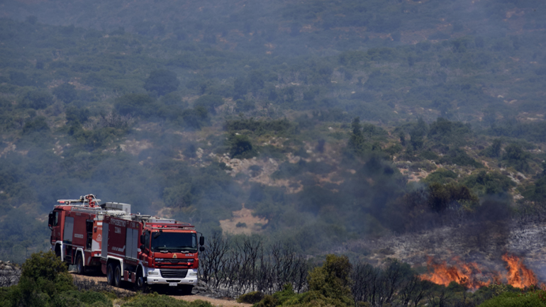 Πυρκαγιά καίει δασική έκταση στο Ηράκλειο – Υπό μερικό έλεγχο η φωτιά στο Μεσολόγγι