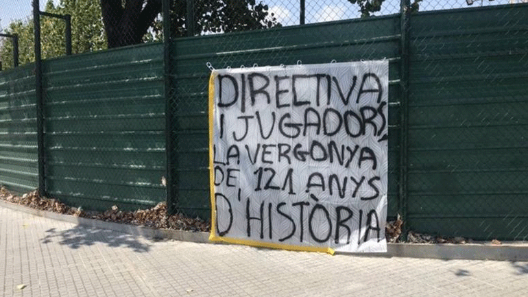 Πανό των οπαδών της Μπαρτσελόνα κατά παικτών: «Έξω μισθοφόροι από την ομάδα»