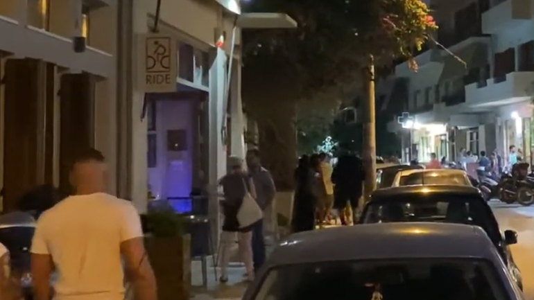 Υπαίθρια γλέντια και «αντάρτικα» στα Χανιά: Με ήχους από το «Καλημέρα Ήλιε» έκλεισαν τα μαγαζιά