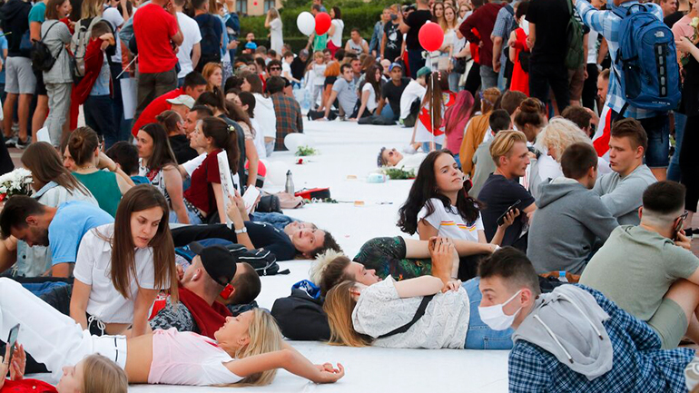 Λευκορωσία: Χιλιάδες διαδηλωτές μπροστά από την έδρα της κρατικής τηλεόρασης