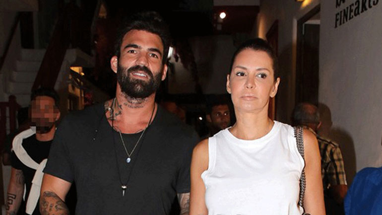 Οι δημόσιες ευχές του Δημήτρη Αλεξάνδρου για τη γιορτή της Μαρίας Καλάβρια Οι δημόσιες ευχές του Δημήτρη Αλεξάνδρου για τη γιορτή της Μαρίας Καλάβρια