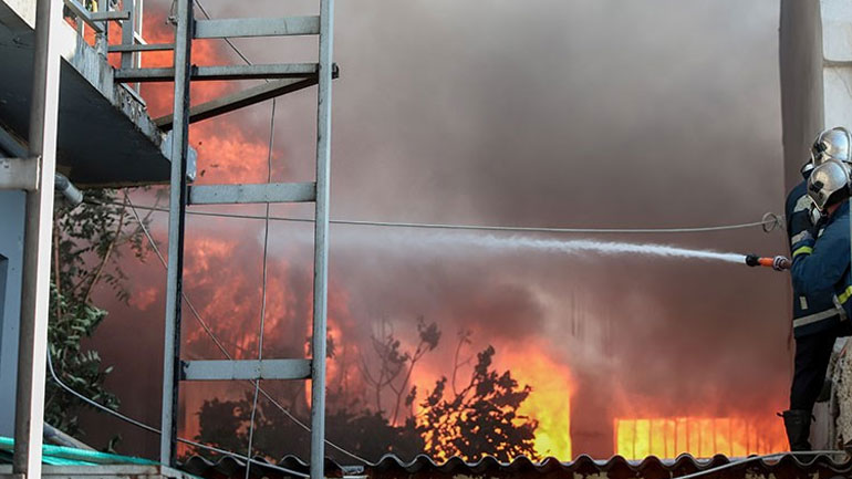 Κατέρρευσε τμήμα του εργοστασίου στη Μεταμόρφωση