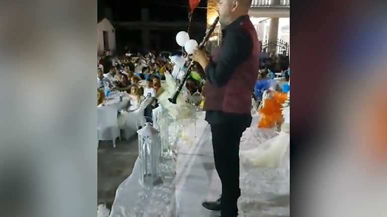 Θεσσαλία: Παρά τις απαγορεύσεις συνωστισμός σε τσιγγάνικο γάμο