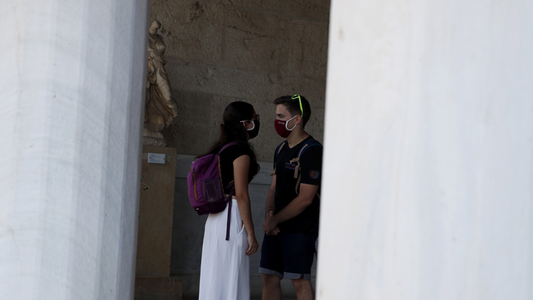 Ανησυχία για τους νέους – Βρέφος βρέθηκε θετικό στον κορωνοϊό – Διασωληνωμένη παραμένει η 17χρονη