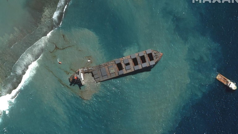 Μαυρίκιος: Κόπηκε στα δύο το φορτηγό πλοίο που είχε προσαράξει σε ύφαλο
