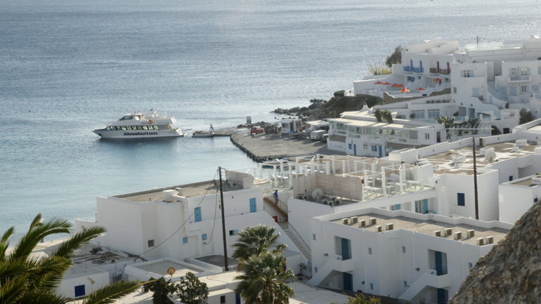 Τα παράδοξα της Μυκόνου: Συνελήφθη… ένα άτομο για πάρτι σε βίλα