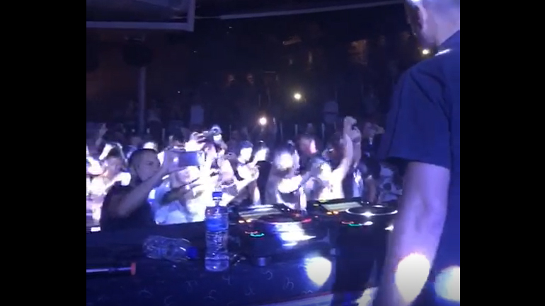 Απογευματινή διασκέδαση με εικόνες συνωστισμού στα μπαρ της Μυκόνου