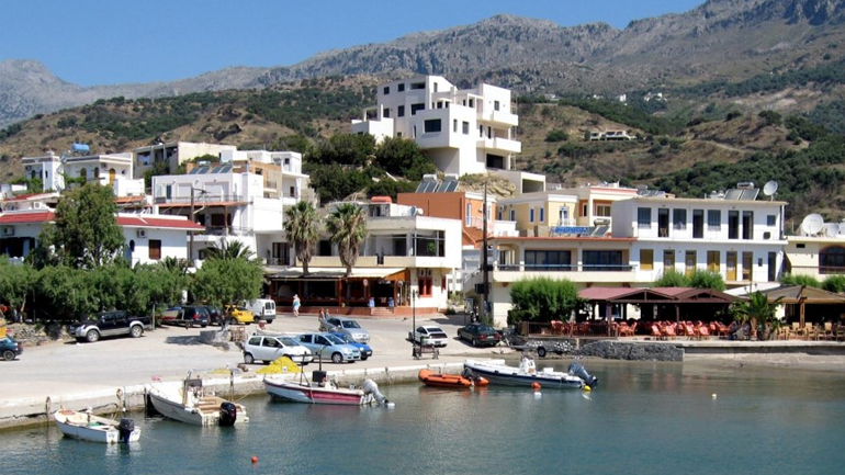 Περιπέτεια εν πλω για τουριστικό σκάφος στο Ρέθυμνο – Προσάραξε σε κορμό στον λιμένα