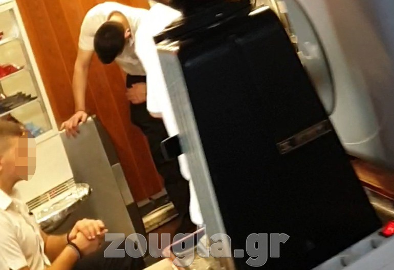 Εικόνα από το ... κυλικείο του πλοίου. Και εκεί συναντούμε μέλη του πληρώματος χωρίς μάσκα!