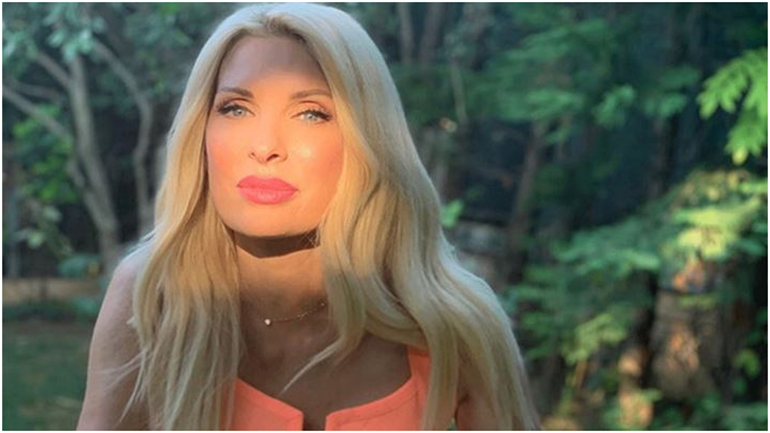 Ελένη Μενεγάκη: Συνεχίζει τις διακοπές της στην Άνδρο