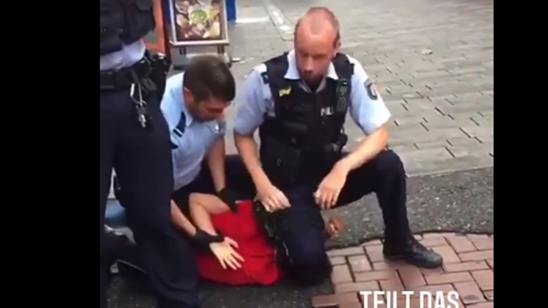 Σοκ στη Γερμανία: Αστυνομικός γονατίζει στο λαιμό ανήλικου κατά την προσαγωγή του
