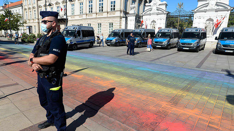 Πολωνία: Δεκάδες καλλιτέχνες και συγγραφείς κατηγορούν την πολωνική κυβέρνηση ότι ανέχεται την ομοφοβία