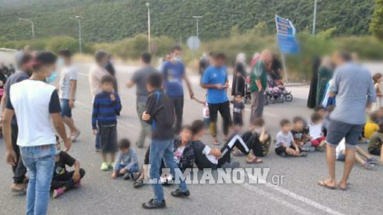 Μετανάστες έκλεισαν τον δρόμο στις Θερμοπύλες