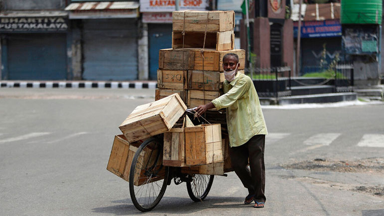 Ινδία: Ξεπέρασαν τις 50.000 οι θάνατοι εξαιτίας της COVID-19