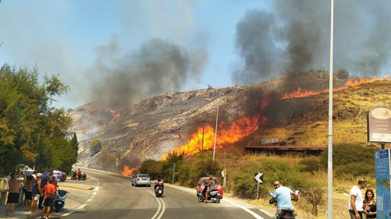 Μυτιλήνη: Μεγάλη πυρκαγιά μεταξύ Πέτρας και Μολύβου