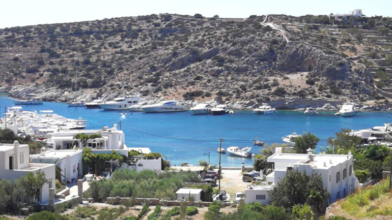 Ο κόλπος "Λιβάδι" όπου έδεσαν οι θαλαμηγοί και τα κότερα των καλεσμένων στο πάρτι του εφοπλιστή Δημ. Παπαδημητρίου