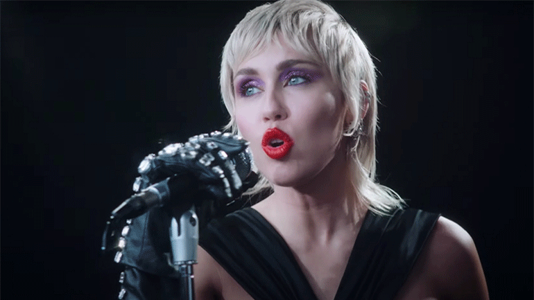 Η Μάιλι Σάιρους επιστρέφει με το single «Midnight Sky»