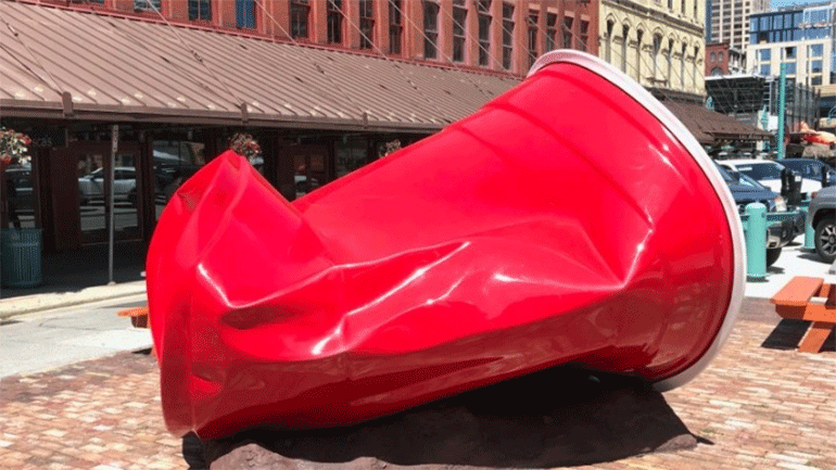 Γιγαντιαίο κύπελλο μιας χρήσης στο Φεστιβάλ Γλυπτικής στο Μιλγουόκι