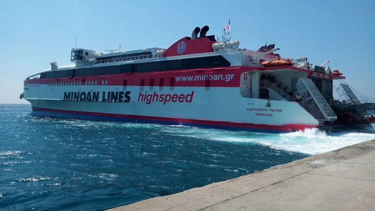 Μηχανική βλάβη παρουσίασε εν πλω το Santorini Palace