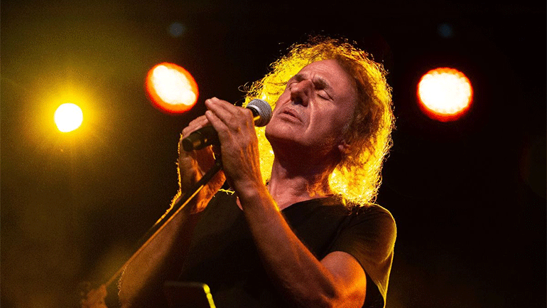 Ο Βασίλης Παπακωνσταντίνου στο Βεάκειο Θέατρο Πειραιά