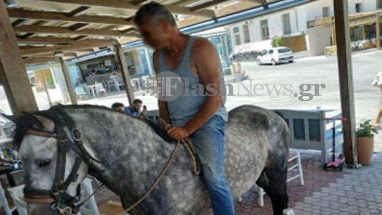 Χανιά: Μπήκε σε καφετέρια να παραγγείλει με το… άλογό του!