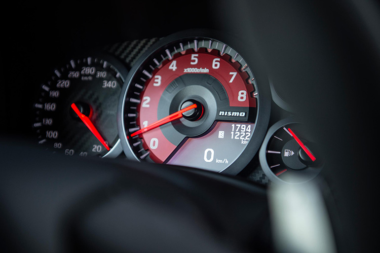 Πίνακας οργάνων από σύγχρονο GT-R...