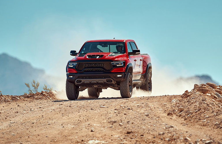 Η απόσταση από το έδαφος επιτρέπει στον οδηγό να κινείται σε πολύ δύσβατα μέρη και με υψηλές ταχύτητες...