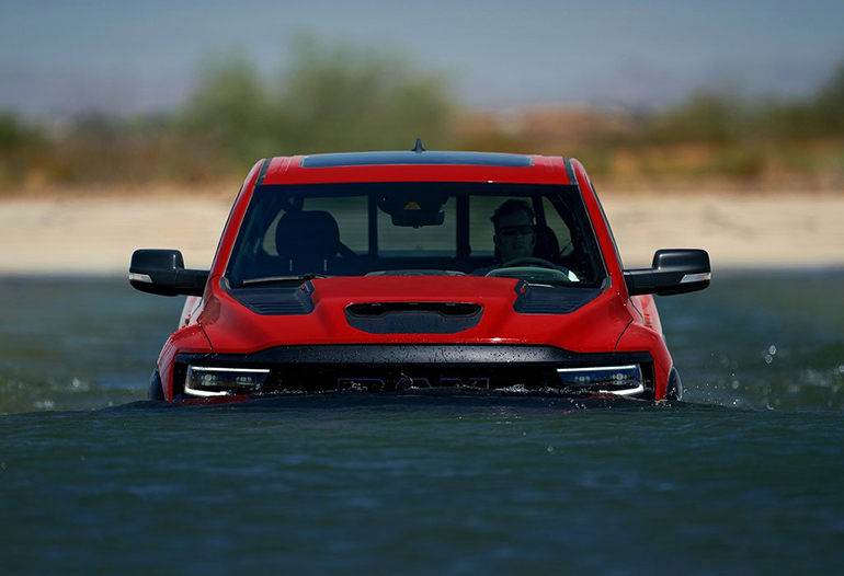 Το RAM TRX είναι ένα σκληροτράχηλο Pick up και μπορεί να το αποδείξει σε κάθε είδους έδαφος και συνθήκες...