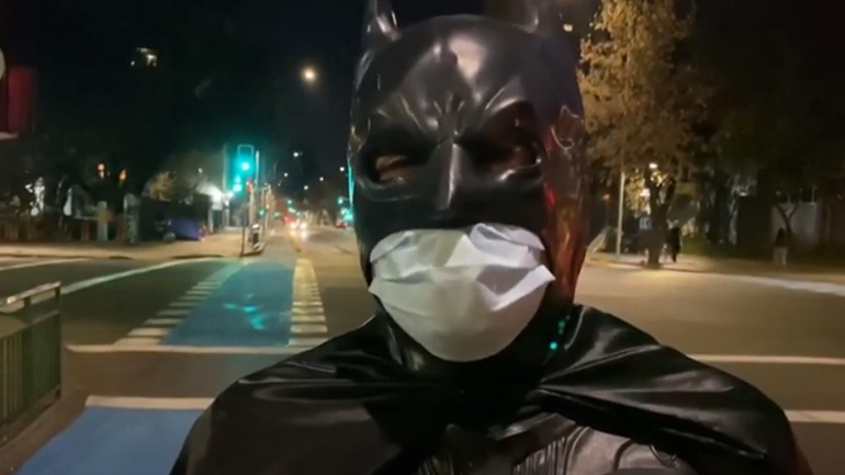Ο… Μπάτμαν τριγυρίζει στους δρόμους του Σαντιάγο ταΐζοντας τους άστεγους