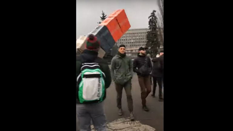 Θα πέσουν ή δεν θα πέσουν τα κουτιά; Θα πέσουν ή δεν θα πέσουν τα κουτιά;