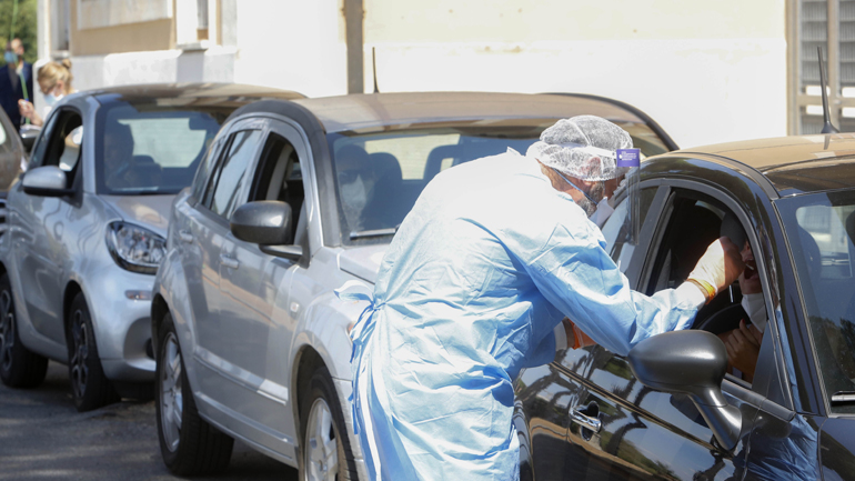 Ουρές για τεστ στη Ρώμη – Υποχρεωτικός έλεγχος για όσους επιστρέφουν από διακοπές