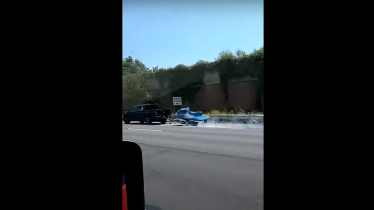 Φορτηγό σέρνει τζετ σκι στον αυτοκινητόδρομο Φορτηγό σέρνει τζετ σκι στον αυτοκινητόδρομο