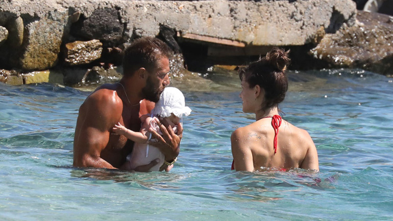 Γιάννης Μαρακάκης & Νίκη Θωμοπούλου: Βουτιές στη Μύκονο με τη νεογέννητη κόρη τους